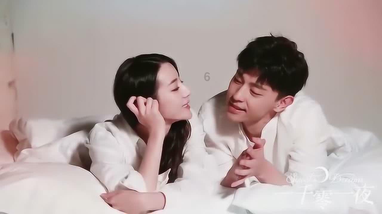 白色抽绳T恤+紧身牛仔裤，这种简单又时尚的白蓝配穿搭你喜欢吗？