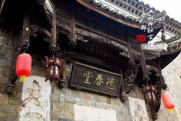年轻女总监“衣不蔽体”被破门带走，欲提起行政诉讼，律师：警方应考虑人性化办案